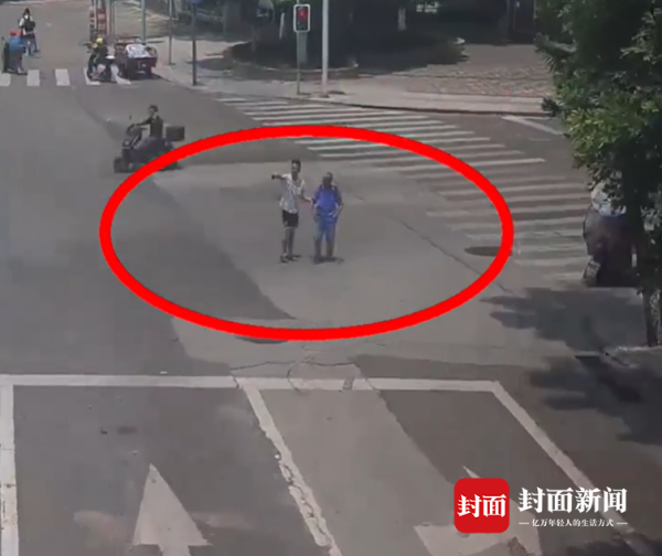 乾鑫配资 全网寻人！那个烈日下送老人回家的热心小伙你在哪？｜看见正能量