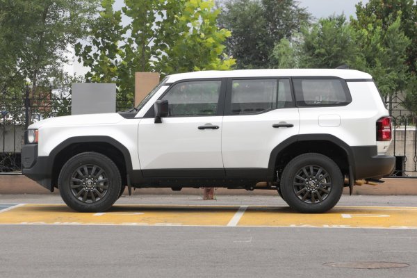 明珠国际 丰田不再“倔强”，普拉多降价3万，配2.4T混动+全时四驱